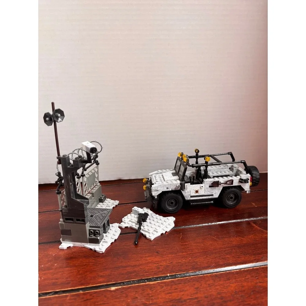 Mega Bloks Call of Duty Arctic Recon Military Truck and Checkpoint Building Set
